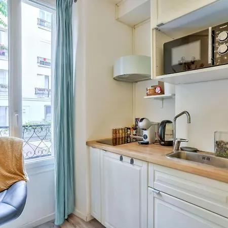 Small Parisian Cocoon Located In The 18th District Apartment
