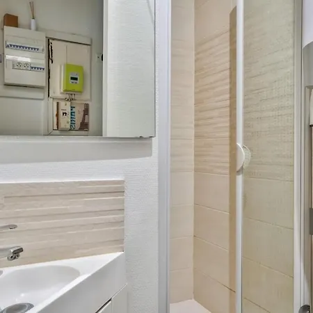 Small Parisian Cocoon Located In The 18th District Apartment