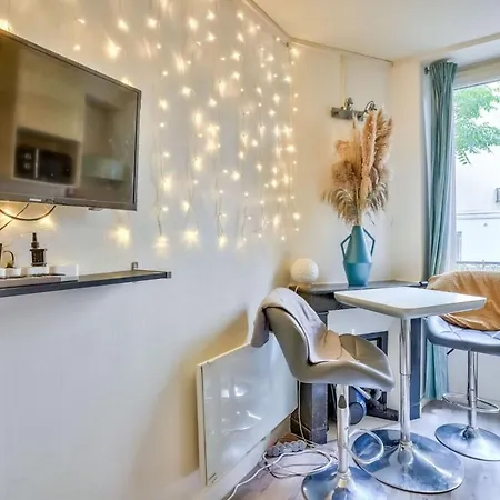 Small Parisian Cocoon Located In The 18th District Apartment *